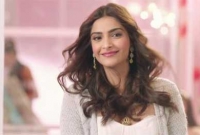 প্রিয়াঙ্কা, দীপিকার পর এবার হলিউডে পাড়ি দিচ্ছেন সোনম