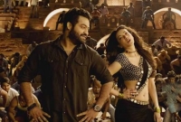 এনটিআরকে সাথে নিয়ে কাজলের আইটেম ধামাকা