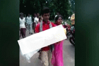 এবার মেয়ের মৃতদেহ কাঁধে ৬ কিলোমিটার হাঁটলেন বাবা!