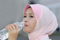 এতকাল পানি খাচ্ছিলেন একেবারে ভুল পদ্ধতিতে। জেনে নিন পানি খাওয়ার সঠিক পদ্ধতি