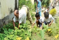 ১৮ বছর ধরে শিক্ষকতা করছেন অথচ এক পয়সাও নেন না এই শিক্ষক