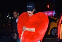 বিচিত্র সাজে নিউ ইয়র্কের রাস্তায় পপস্টার রিহানা