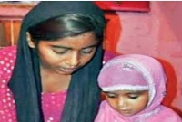 মন্দিরে বসেই মুসলিম শিশুদের কোরআন পড়ান এই হিন্দু তরুণী