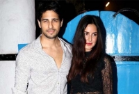 দেরি করায় ক্যাটরিনা ও সিদ্ধার্থকে না নিয়েই উড়াল দিলো বিমান