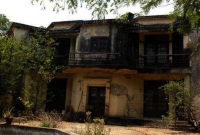 ভূতের ভয়ে কেউ এই বাড়ির ছায়াও মাড়ান না