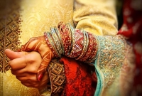 রূপের জন্য স্বামীর বন্ধুদের প্রশংসা, চাপে মুখ পোড়ালেন স্ত্রী রূপের জন্য স্বামীর বন্ধুদের প্রশংসা, চাপে মুখ পোড়ালেন স্ত্রী