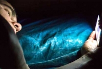 বিছানায় শুয়ে ফোন ঘাঁটাঘাঁটি করছেন? হারাতে পারেন দৃ্ষ্টিশক্তি!