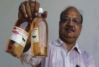 ভারতে দুধের চেয়ে গোমূত্রের ব্যবসা ভালো, বেশ জনপ্রিয়