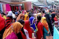 বউ বাজারে উপচে পড়া ভিড়