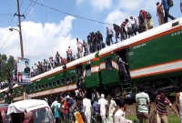 চলন্ত টেনের ছাদে সেলফি তুলতে গিয়ে আহত অর্ধশত