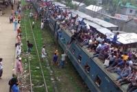 ট্রেনের ছাদে উঠতে মই ভাড়া ৪০ টাকা!