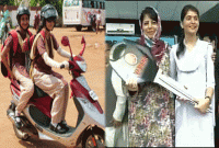 কলেজছাত্রীদের স্কুটি দিচ্ছে কাশ্মীরের মুখ্যমন্ত্রী কলেজছাত্রীদের স্কুটি দিচ্ছে কাশ্মীরের মুখ্যমন্ত্রী