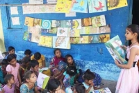 লাইব্রেরি তৈরি করে বস্তির বাচ্চাদের পড়াচ্ছে খুদে ‘শিক্ষিকা’