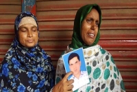 ‘কার হাতে থুইয়া গেলারে স্বামী’ ‘কার হাতে থুইয়া গেলারে স্বামী’