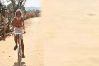 ইনি আইআইটি প্রফেসর, সাইকেল চেপে খোঁজ নেন আদিবাসীর