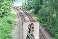 রেললাইনে কানে মোবাইল ফোন নিয়ে সাবধান!