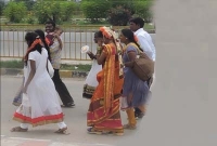 পায়ে হেঁটেই ভিন রাজ্যে বিয়ে করতে গেলেন গ্রাজুয়েট করা কনে!