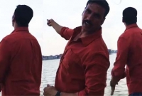 মাঝগঙ্গায় ঘুড়ি ওড়াচ্ছেন অক্ষয় কুমার!