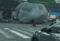 ঝড়ের দাপটে চীনের রাস্তায় গড়াচ্ছে দৈত্যাকার ‘চাঁদ’, সবার চক্ষু চড়কগাছ!