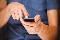 বাম হাতে ভুলেও ফোন ধরবেন না, কেন জানেন?