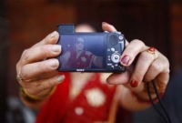 সেলফি তুলতে গিয়ে যেসব বিপদ হতে পারে? জেনে নিয়ে সতর্ক থাকুন