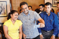 গত পনেরো বছরে একবারও দীপাকে কড়া শাসন করতেই হয়নি, বলে দিলেন বিশ্বেশ্বর গত পনেরো বছরে একবারও দীপাকে কড়া শাসন করতেই হয়নি, বলে দিলেন বিশ্বেশ্বর