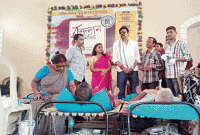 ‘তোমরা আমাকে রক্ত দাও, আমি তোমাদের মোবাইল, প্রেশার কুকার, ট্রলি ব্যাগ দেব’