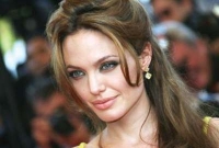 ডিভোর্স চেয়ে অ্যাঞ্জেলিনা জোলির মামলা