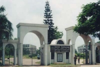 প্রক্টর অফিসেই ছাত্রকে জুতাপেটা করল ছাত্রী!