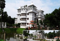 বগুড়ার এই শ্বেত পাথরের প্রাসাদটি ঘিরে কৌতূহলী মানুষের ভিড়