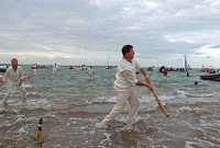 আজব ক্রিকেটের সন্ধান, ৬০ বছর ধরে সমুদ্রসৈকতে চলছে ক্রিকেট!