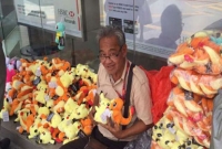 ‘পুতুল নেবে গো পুতুল’