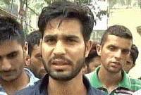 পাথর ছেড়ে দেশের জন্য ‘বন্দুক’ ধরছে কাশ্মীরের যুবকরা পাথর ছেড়ে দেশের জন্য ‘বন্দুক’ ধরছে কাশ্মীরের যুবকরা