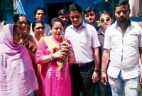 এক্সিডেন্টে মায়ের মৃত্যু, দুই সদ্যোজাত কুকুরছানাকে আশ্রয় দিলেন পুরমাতা