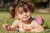 শিশুকে চুমু দেওয়ার আগে সাবধান করেছেন এক মা