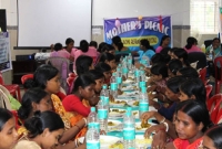 সব কাজ ফেলে সরকারি হাসপাতালে হবু মায়েদের নিয়ে পিকনিক! কেন?