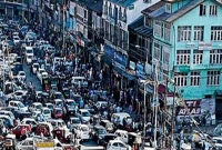 আবদ্ধ জীবনের বহুদিন পরে কাশ্মীরের রাস্তায় মানুষের ঢল