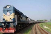 মোবাইলে কথা বলতে বলতে ট্রেনের নিচে যুবক