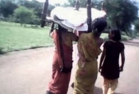 মাকে দাহ করার পয়সা নেই, কাঠ জোগাড় করতে বাড়ির চাল ভাঙলেন মেয়েরা মাকে দাহ করার পয়সা নেই, কাঠ জোগাড় করতে বাড়ির চাল ভাঙলেন মেয়েরা