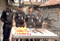 বস্তিতে মিলল একে-২২, এসএমজিসহ বিপুল অস্ত্র