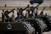 ভারত সীমান্তের দিকে বাজপাখির মতো তীক্ষ্ণ দৃষ্টিতে তাকিয়ে আছে পাকবাহিনী