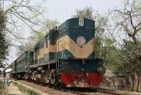  মোবাইলে কথা বলতে বলতে এবার ট্রেনের নিচে  আইনজীবী