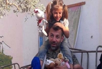  বুলেটের ঝুঁকি নিয়েও শিশুদের মুখে হাসি ফোটান ইনি