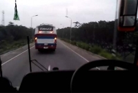 বাসের যাত্রীদের হাত-পা বেঁধে ডাকাতি