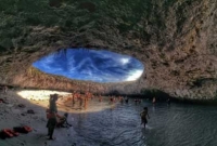 গুহার মধ্যেই আস্ত সমুদ্র! যেতে চান?