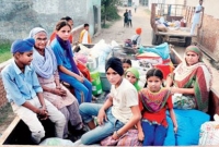 হামলার আশঙ্কায় সীমান্ত থেকে সরানো হচ্ছে ভারতীয় গ্রামবাসীকে