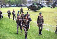 যুদ্ধের প্রস্তুতি খতিয়ে দেখতে সেনাদের সঙ্গে দেখা করলেন ভারতীয় সেনাপ্রধান