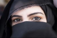 এই দেশে এবার মহিলাদের সুন্দর চোখের উপর নিষেধাজ্ঞা!!