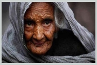 ৭৫ বছর বয়সী স্বামীর ঠ্যাং ভেঙে দিন, টেবিলে টাকার বান্ডিল ছড়িয়ে বৃদ্ধার আব্দার