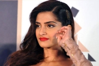 নায়িকা সোনমকে নিয়ে বলিউডপাড়ায় আবারও গুঞ্জন নায়িকা সোনমকে নিয়ে বলিউডপাড়ায় আবারও গুঞ্জন